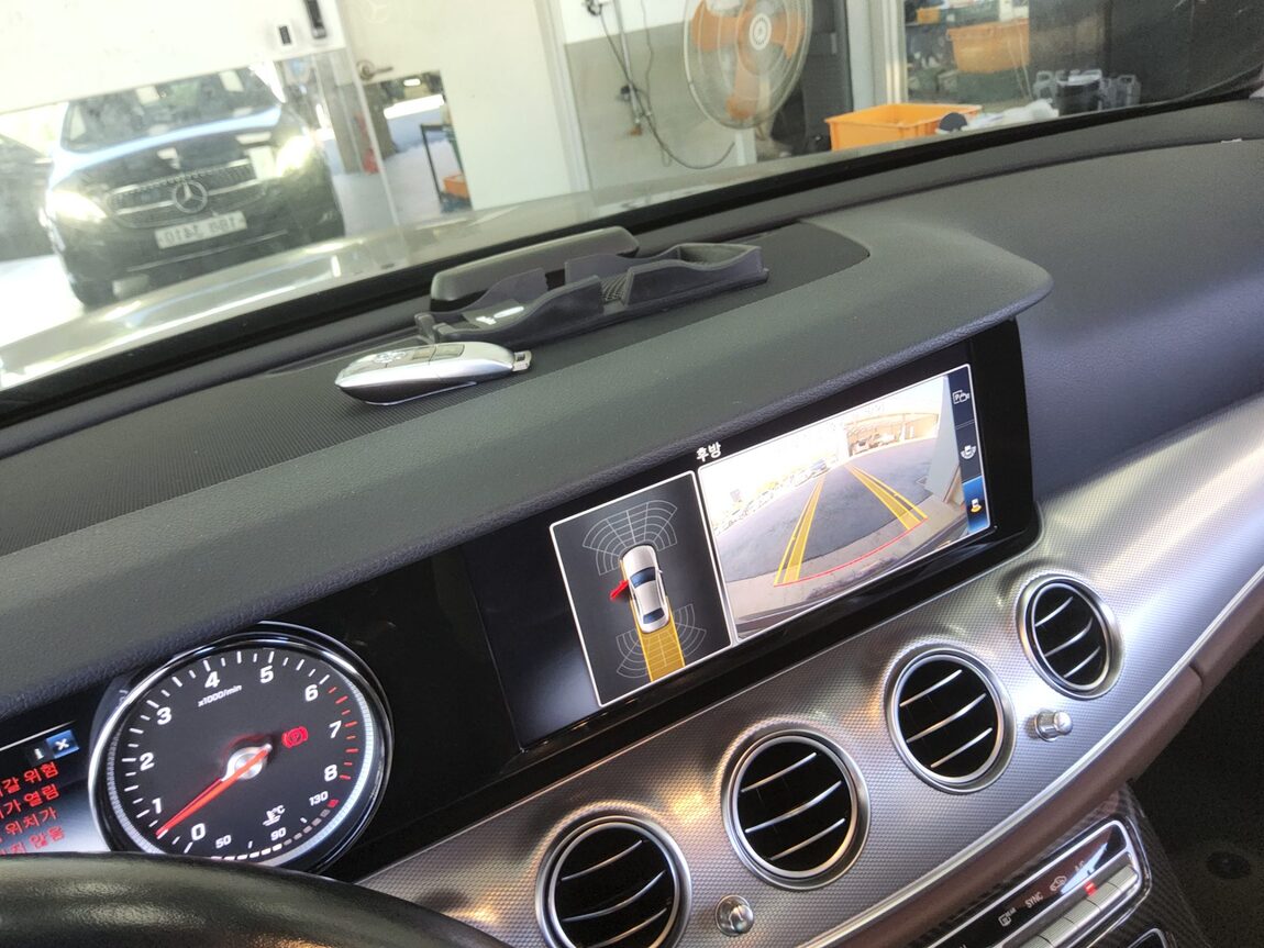MERCEDES-BENZ E-CLASS (5TH GEN) E300 AVANTGARDE 2019 - zdjęcie 17