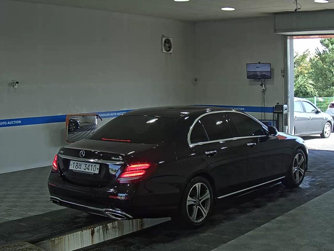 MERCEDES-BENZ E-CLASS (5TH GEN) E300 AVANTGARDE 2019 - zdjęcie 5