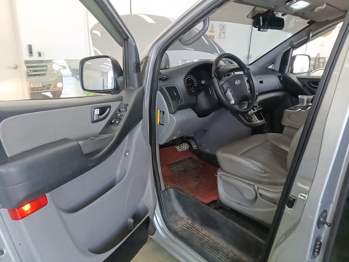 HYUNDAI GRAND STAREX 5-SEATER DIESEL VAN MODERN 2017 - zdjęcie 10