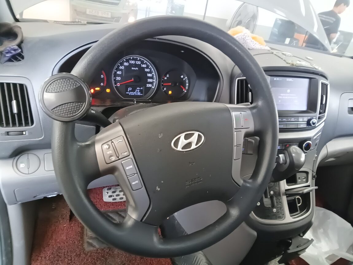 HYUNDAI GRAND STAREX 5-SEATER DIESEL VAN MODERN 2017 - zdjęcie 17
