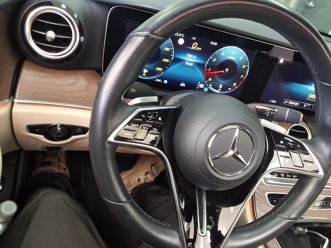 MERCEDES-BENZ E-CLASS (5TH GEN) E250 EXCLUSIVE 2022 - zdjęcie 23