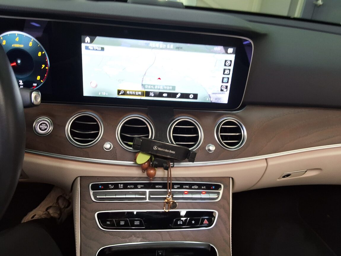 MERCEDES-BENZ E-CLASS (5TH GEN) E250 EXCLUSIVE 2022 - zdjęcie 24