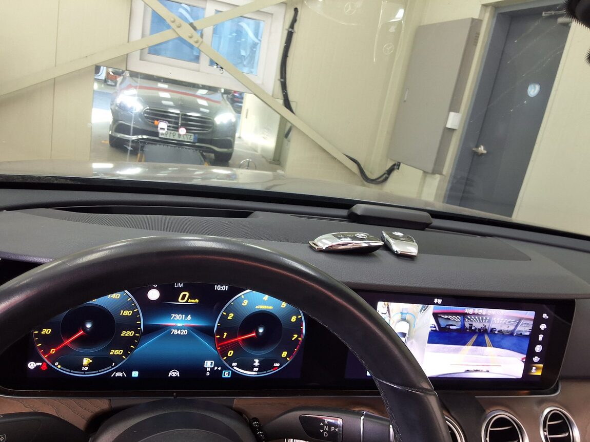 MERCEDES-BENZ E-CLASS (5TH GEN) E250 EXCLUSIVE 2022 - zdjęcie 25