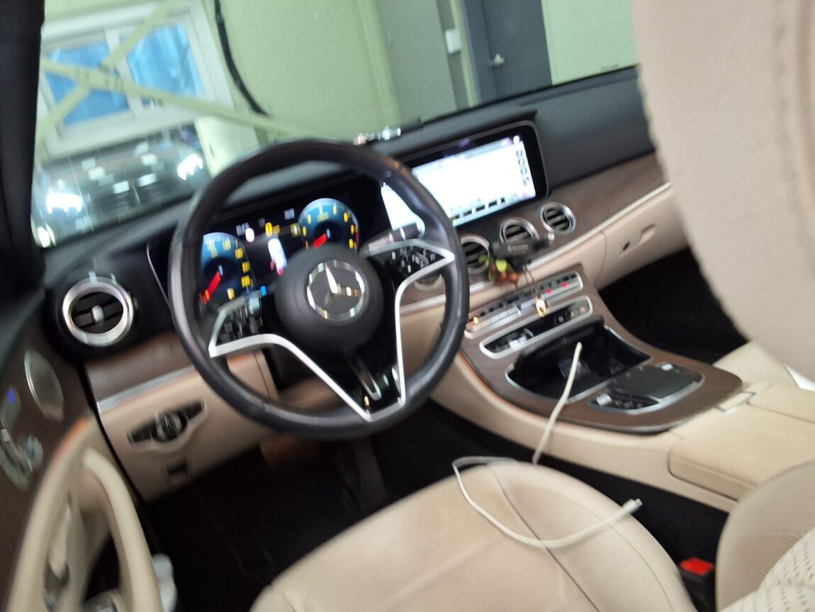 MERCEDES-BENZ E-CLASS (5TH GEN) E250 EXCLUSIVE 2022 - zdjęcie 12