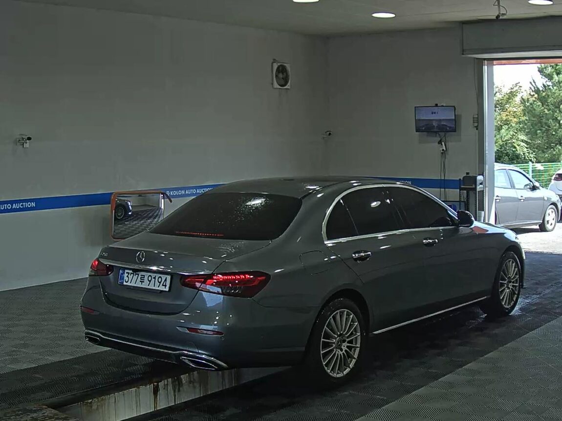 MERCEDES-BENZ E-CLASS (5TH GEN) E250 EXCLUSIVE 2022 - zdjęcie 5