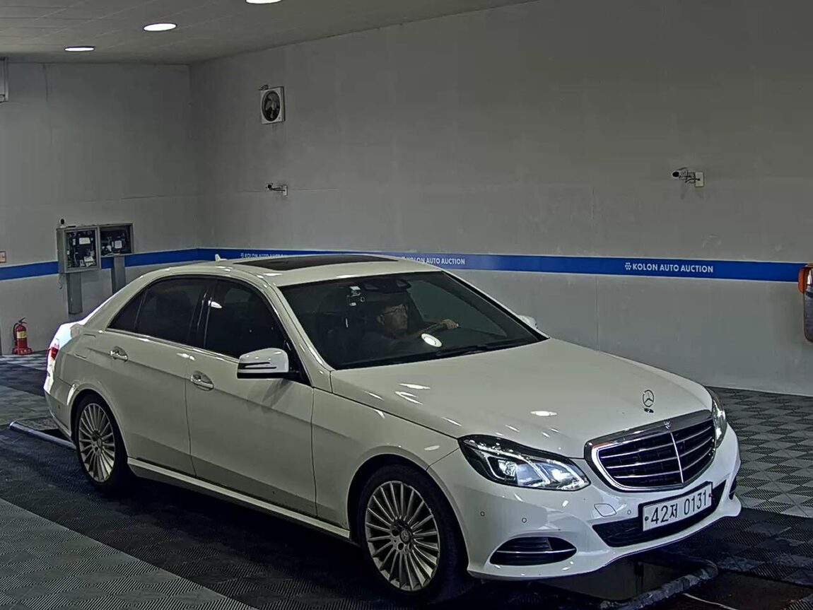 MERCEDES-BENZ E-CLASS (4TH GEN) E300 ELEGANCE 2016 - zdjęcie 3