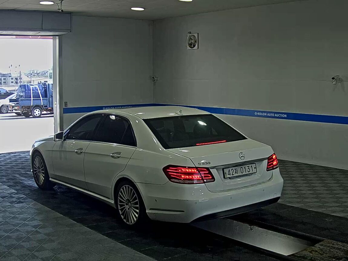 MERCEDES-BENZ E-CLASS (4TH GEN) E300 ELEGANCE 2016 - zdjęcie 6
