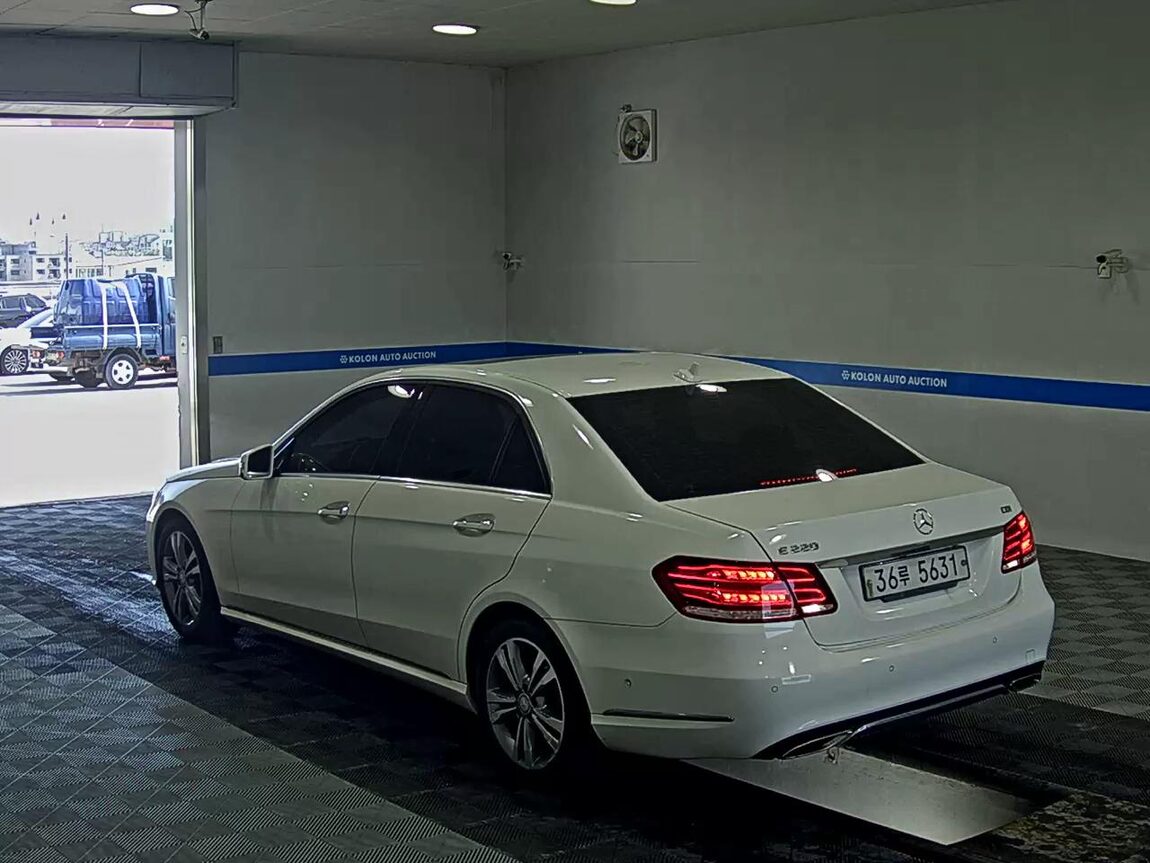 MERCEDES-BENZ E-CLASS (4TH GEN) E220 CDI AVANTGARDE 2016 - zdjęcie 6