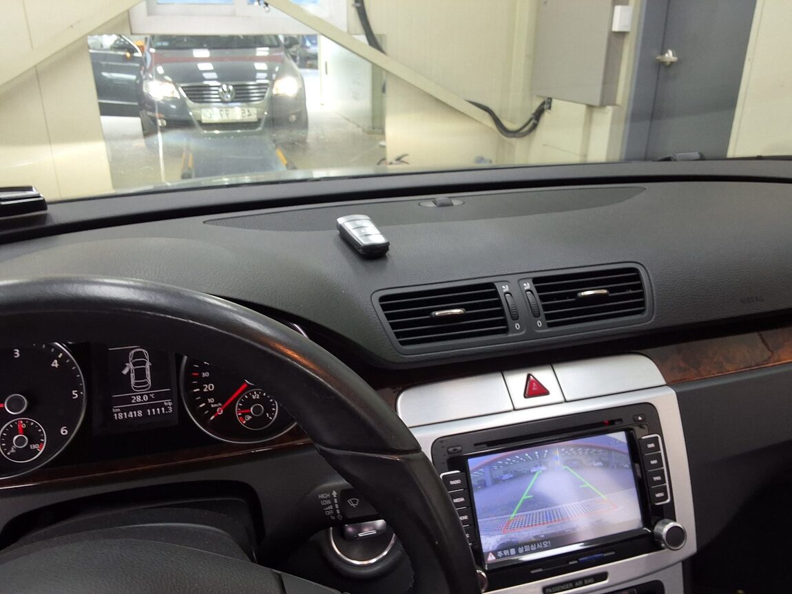 VOLKSWAGEN NEW PASSAT (6TH GEN) 2.0 TDI LUXURY 2011 - zdjęcie 25