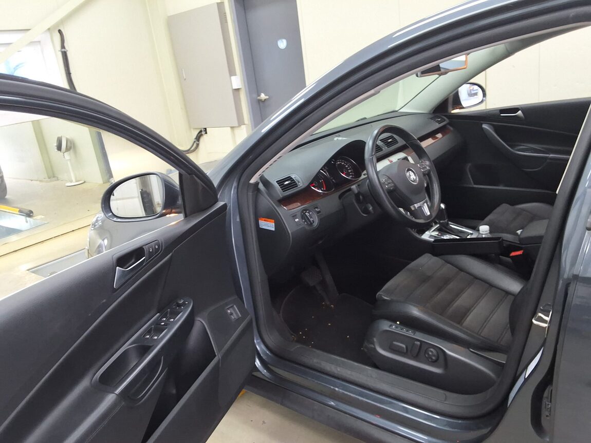 VOLKSWAGEN NEW PASSAT (6TH GEN) 2.0 TDI LUXURY 2011 - zdjęcie 11