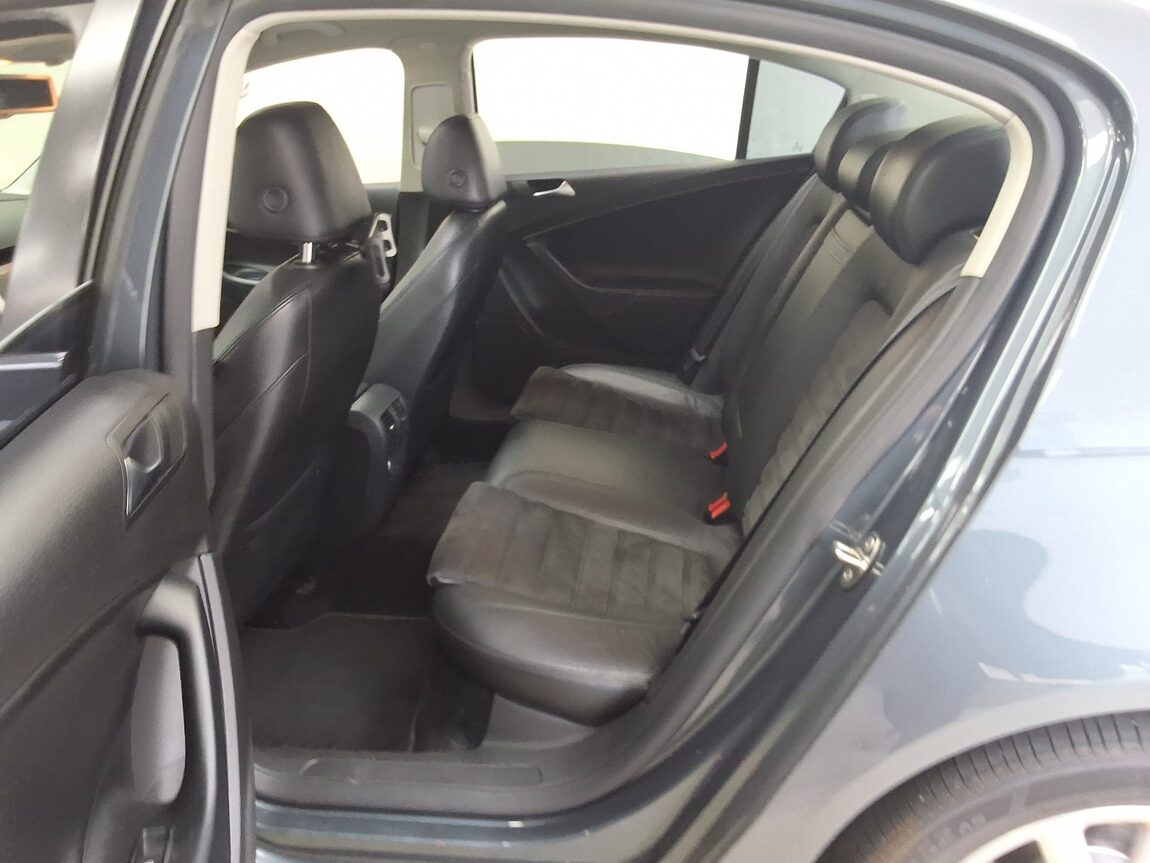VOLKSWAGEN NEW PASSAT (6TH GEN) 2.0 TDI LUXURY 2011 - zdjęcie 13