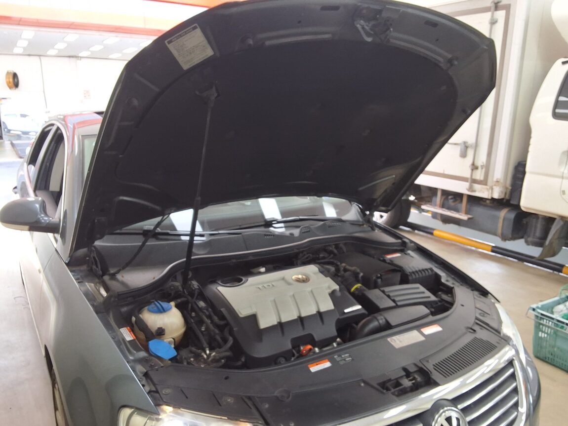 VOLKSWAGEN NEW PASSAT (6TH GEN) 2.0 TDI LUXURY 2011 - zdjęcie 18