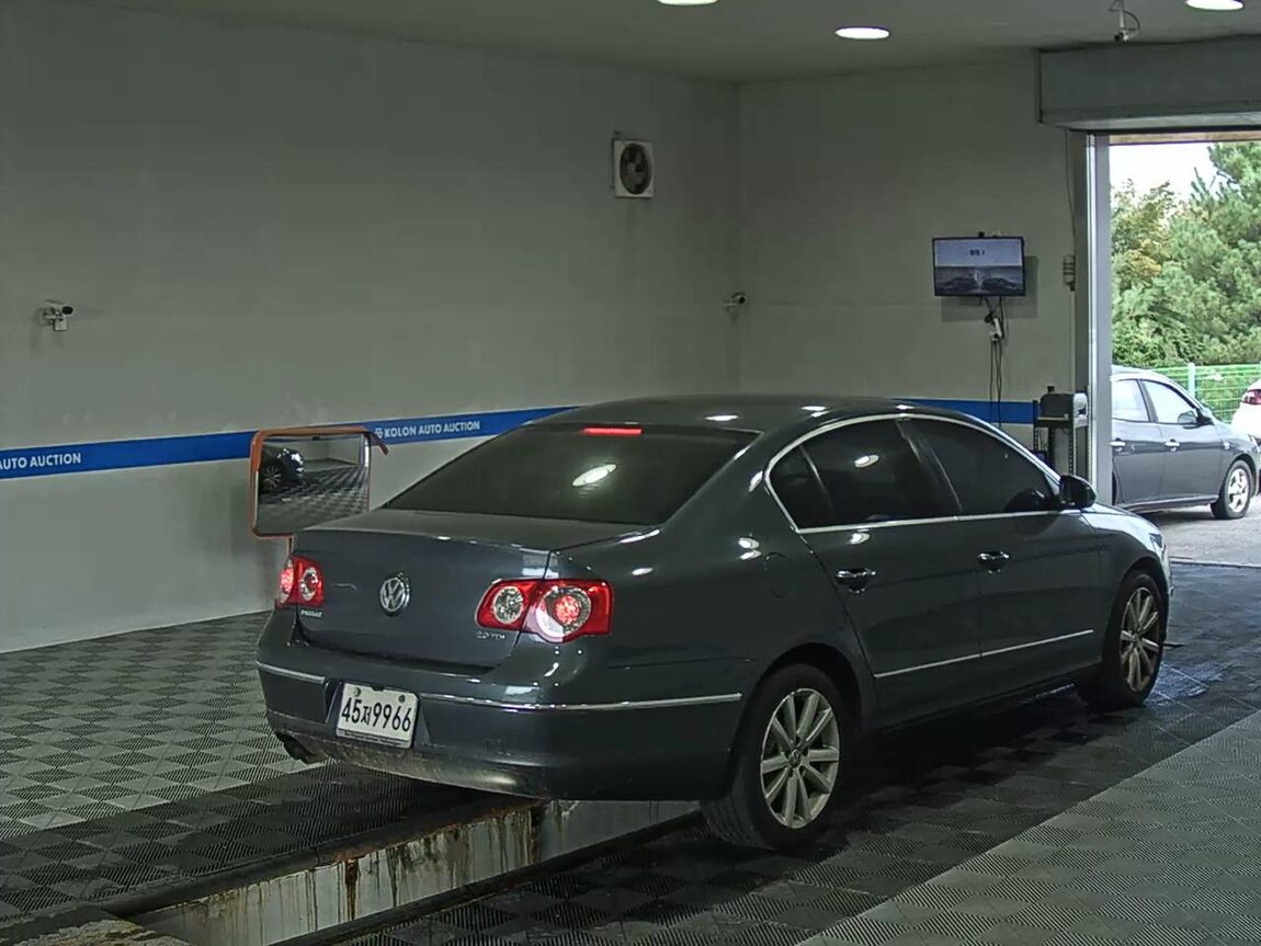 VOLKSWAGEN NEW PASSAT (6TH GEN) 2.0 TDI LUXURY 2011 - zdjęcie 5