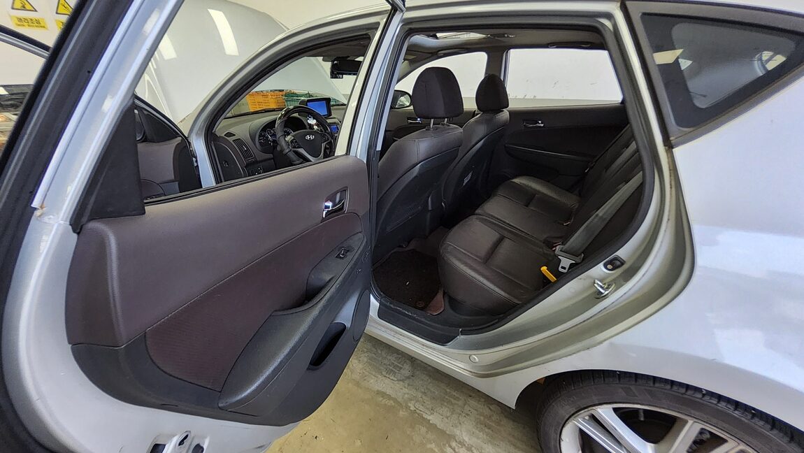 HYUNDAI i30 1.6 VVT PREMIER BROWN SPECIAL 2010 - zdjęcie 12