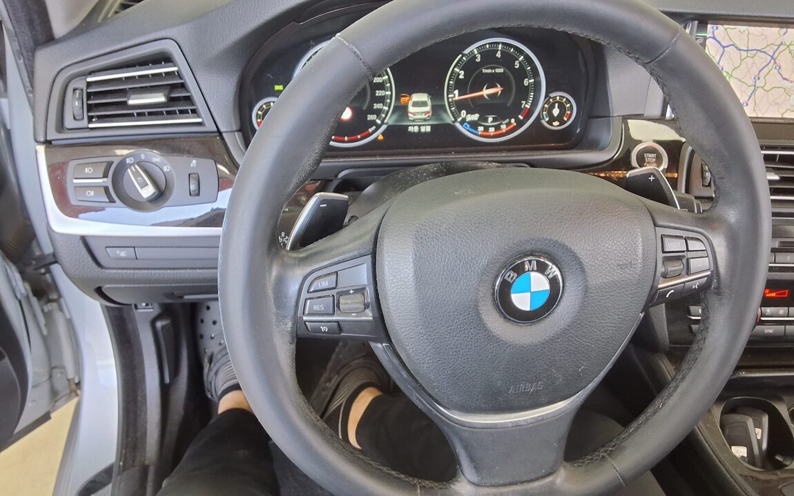 BMW 5 SERIES (6TH GEN) 528i M AERODYNAMIC 2016 - zdjęcie 17