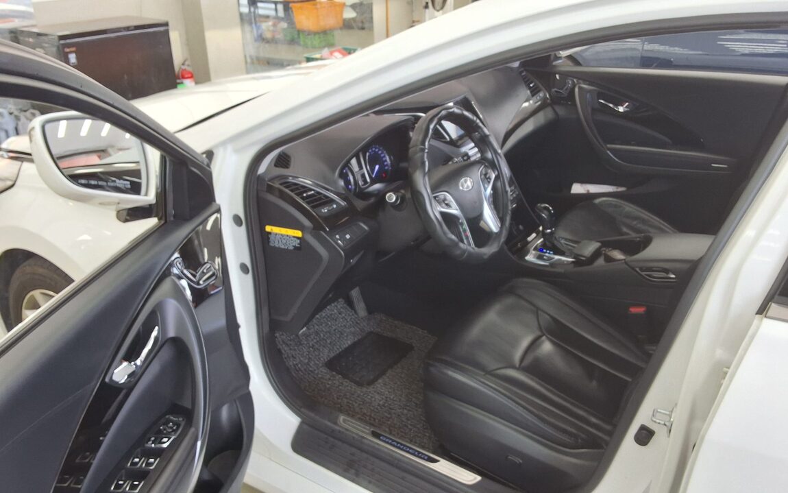 HYUNDAI GRANDEUR HG HG 240 MODERN 2015 - zdjęcie 10