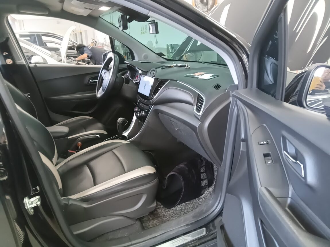 CHEVROLET (DAEWOO) THE NEW TRAX 1.4 TURBO PERFECT BLACK 2019 - zdjęcie 14