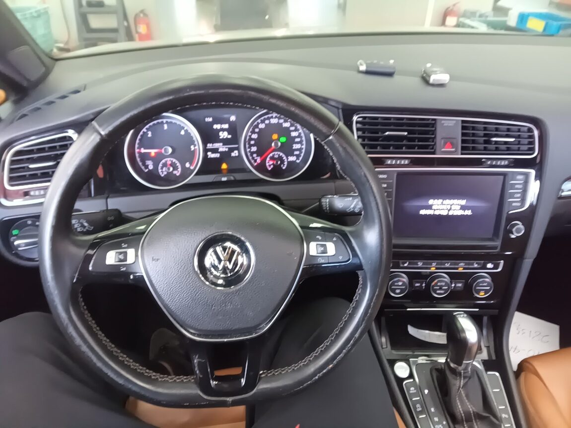 VOLKSWAGEN GOLF (7TH GEN) 2.0 TDI 40TH ANNIVERSARY EDITION 2015 - zdjęcie 17