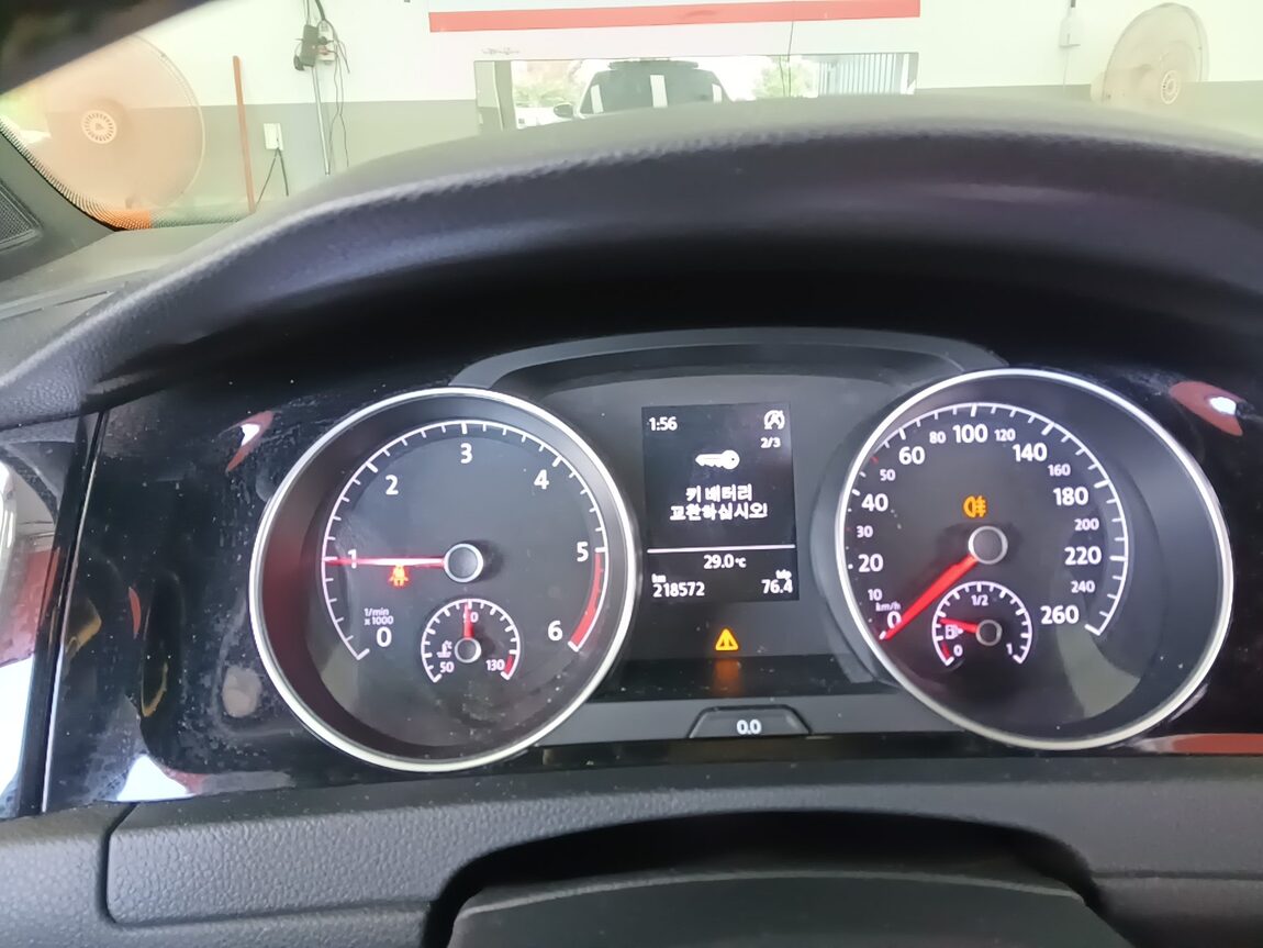 VOLKSWAGEN GOLF (7TH GEN) 2.0 TDI 40TH ANNIVERSARY EDITION 2015 - zdjęcie 31