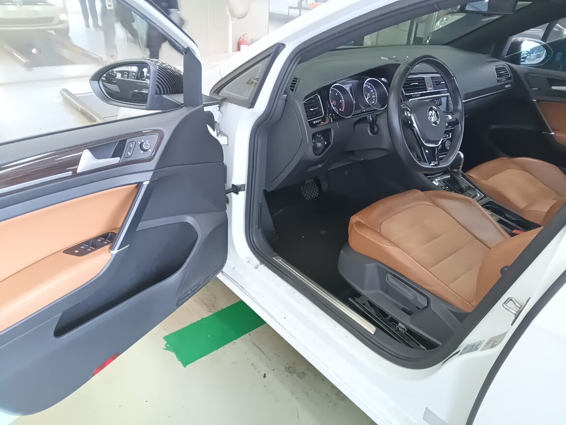 VOLKSWAGEN GOLF (7TH GEN) 2.0 TDI 40TH ANNIVERSARY EDITION 2015 - zdjęcie 10