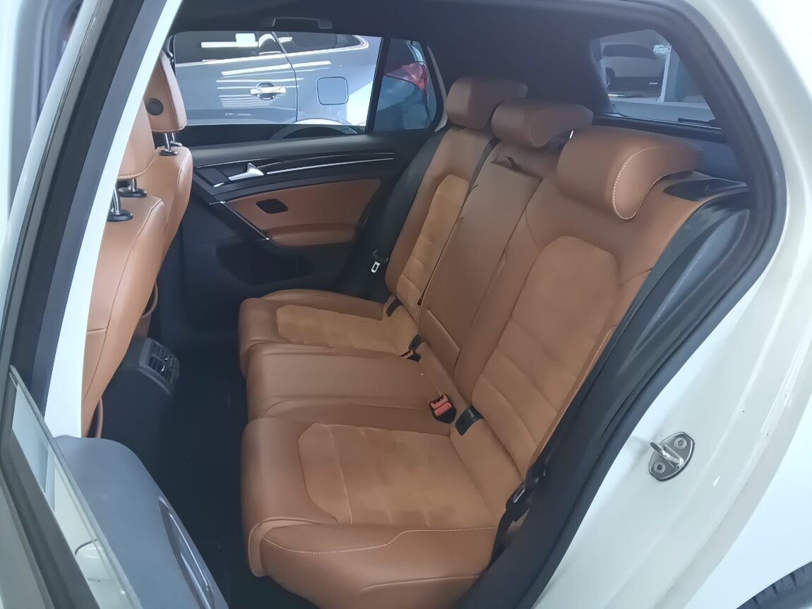 VOLKSWAGEN GOLF (7TH GEN) 2.0 TDI 40TH ANNIVERSARY EDITION 2015 - zdjęcie 20