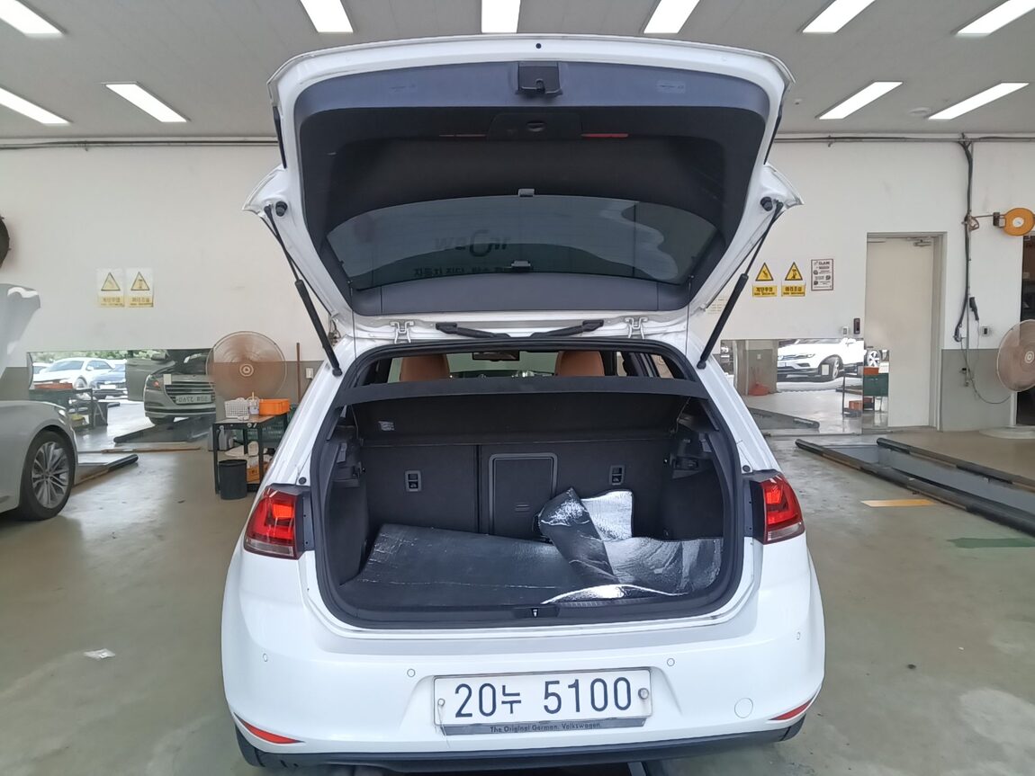 VOLKSWAGEN GOLF (7TH GEN) 2.0 TDI 40TH ANNIVERSARY EDITION 2015 - zdjęcie 15