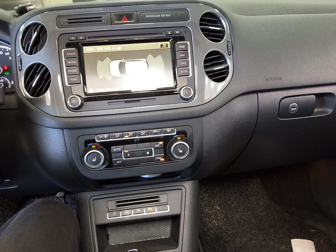 VOLKSWAGEN TIGUAN 2.0 TDI BLUEMOTION PREMIUM 2015 - zdjęcie 24