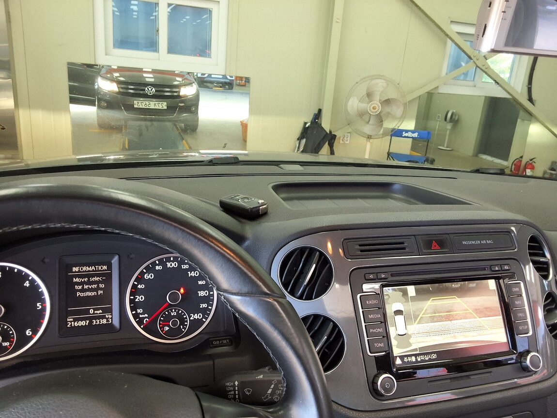 VOLKSWAGEN TIGUAN 2.0 TDI BLUEMOTION PREMIUM 2015 - zdjęcie 25