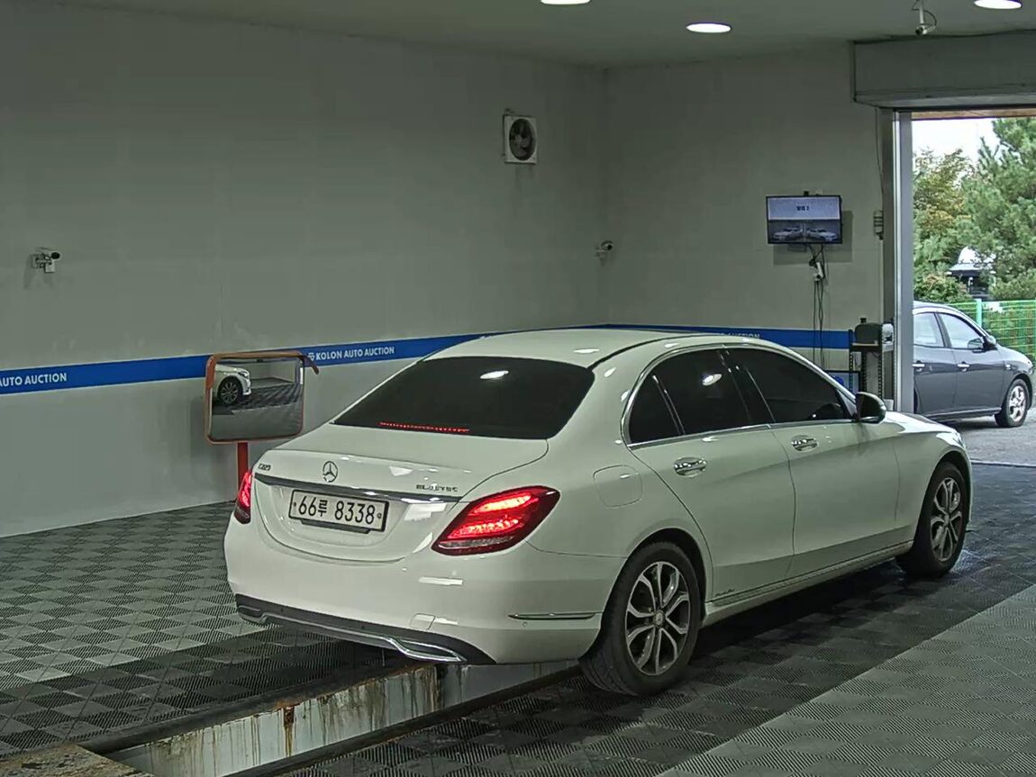 MERCEDES-BENZ C-CLASS (4TH GEN) C220 CDI BLUETEC AVANTGARDE 2015 - zdjęcie 5