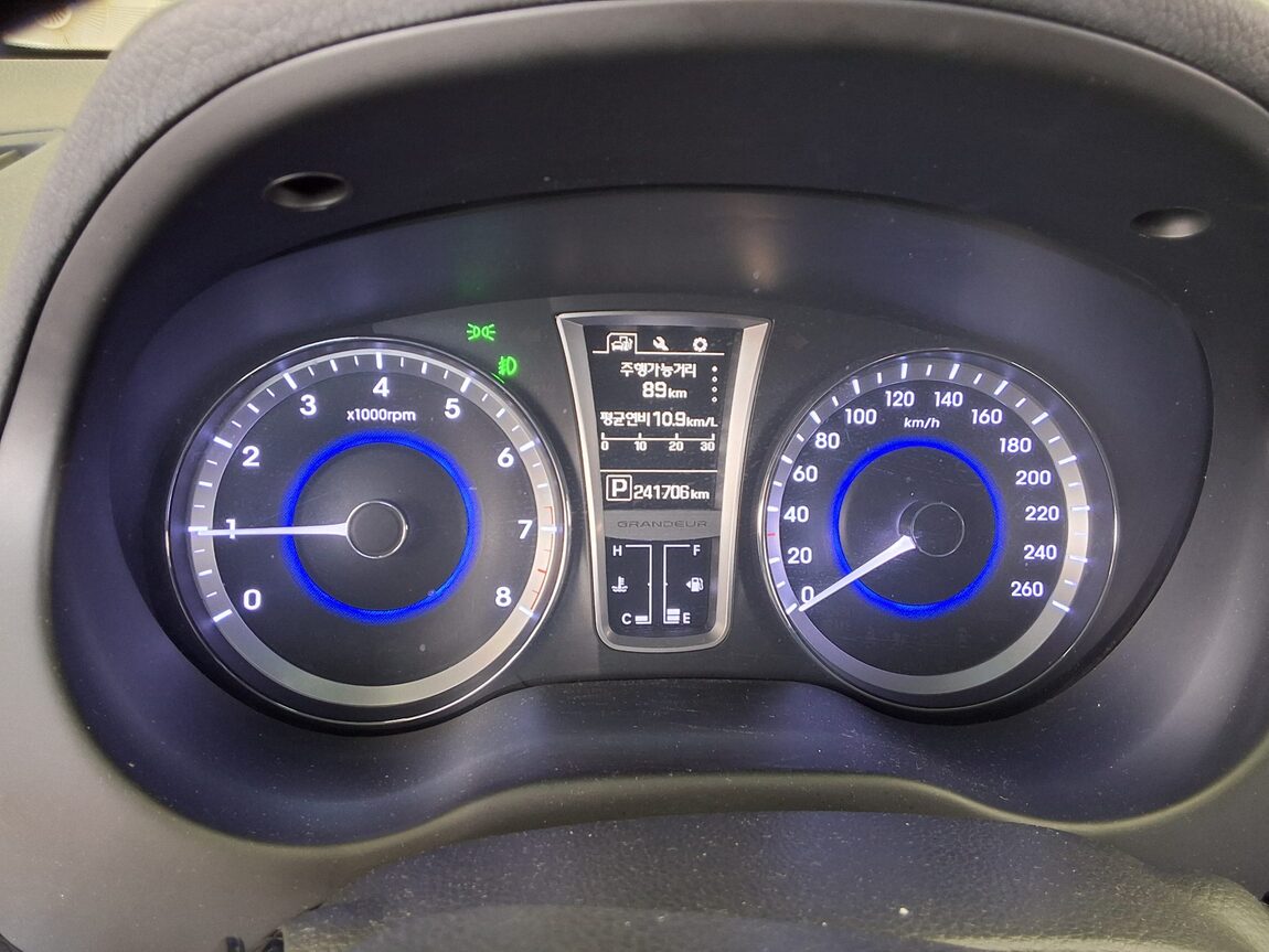 HYUNDAI GRANDEUR HG HG 240 MODERN COLLECTION 2016 - zdjęcie 9