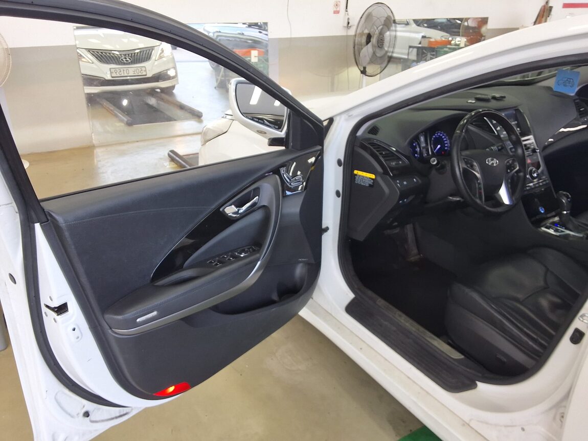 HYUNDAI GRANDEUR HG HG 240 MODERN COLLECTION 2016 - zdjęcie 10