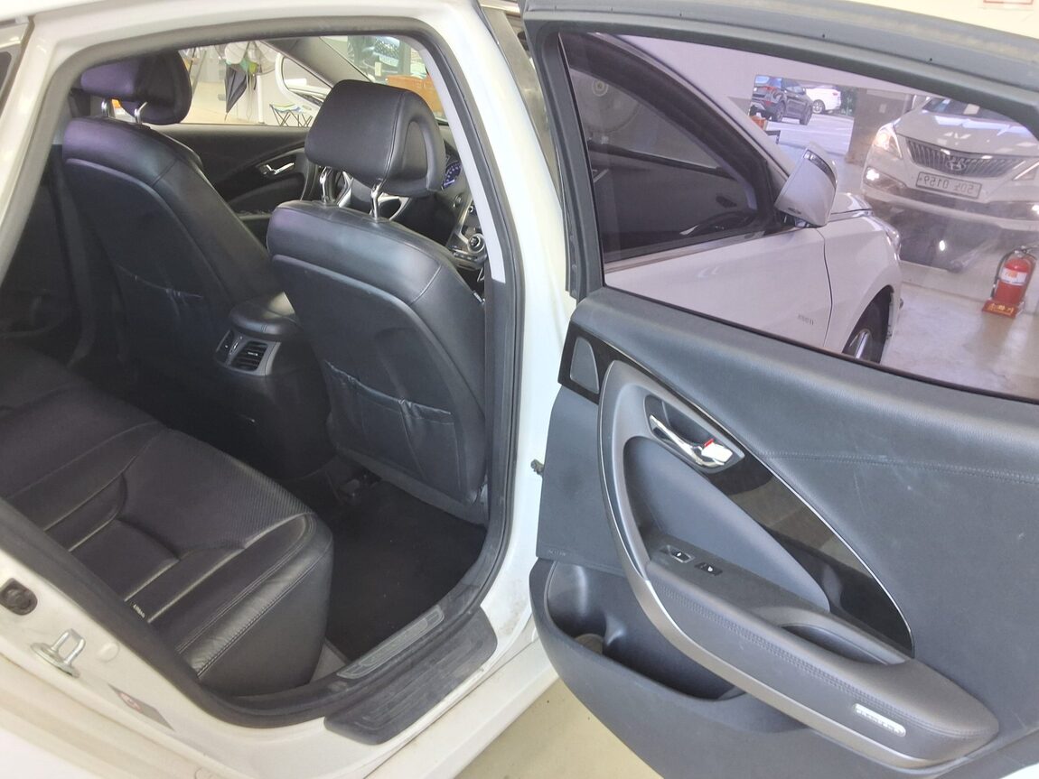 HYUNDAI GRANDEUR HG HG 240 MODERN COLLECTION 2016 - zdjęcie 13