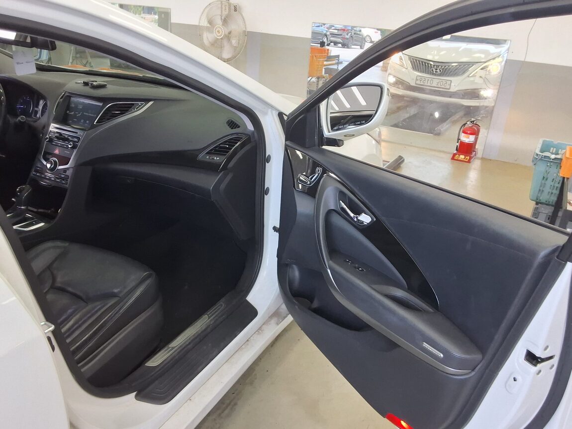 HYUNDAI GRANDEUR HG HG 240 MODERN COLLECTION 2016 - zdjęcie 14