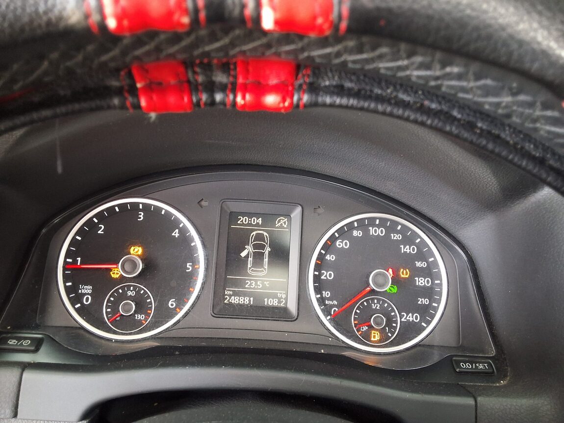 VOLKSWAGEN TIGUAN 2.0 TDI BLUEMOTION PREMIUM 2013 - zdjęcie 10