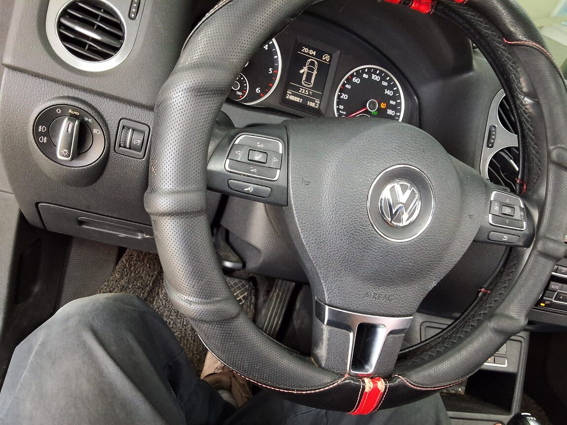 VOLKSWAGEN TIGUAN 2.0 TDI BLUEMOTION PREMIUM 2013 - zdjęcie 23