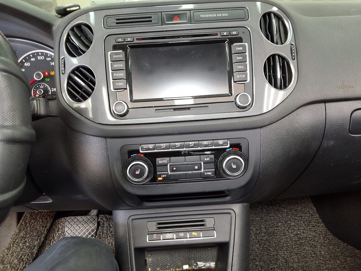 VOLKSWAGEN TIGUAN 2.0 TDI BLUEMOTION PREMIUM 2013 - zdjęcie 24