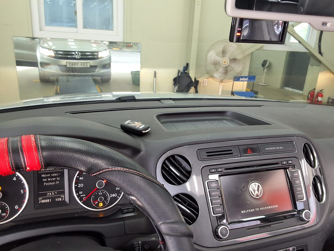 VOLKSWAGEN TIGUAN 2.0 TDI BLUEMOTION PREMIUM 2013 - zdjęcie 25