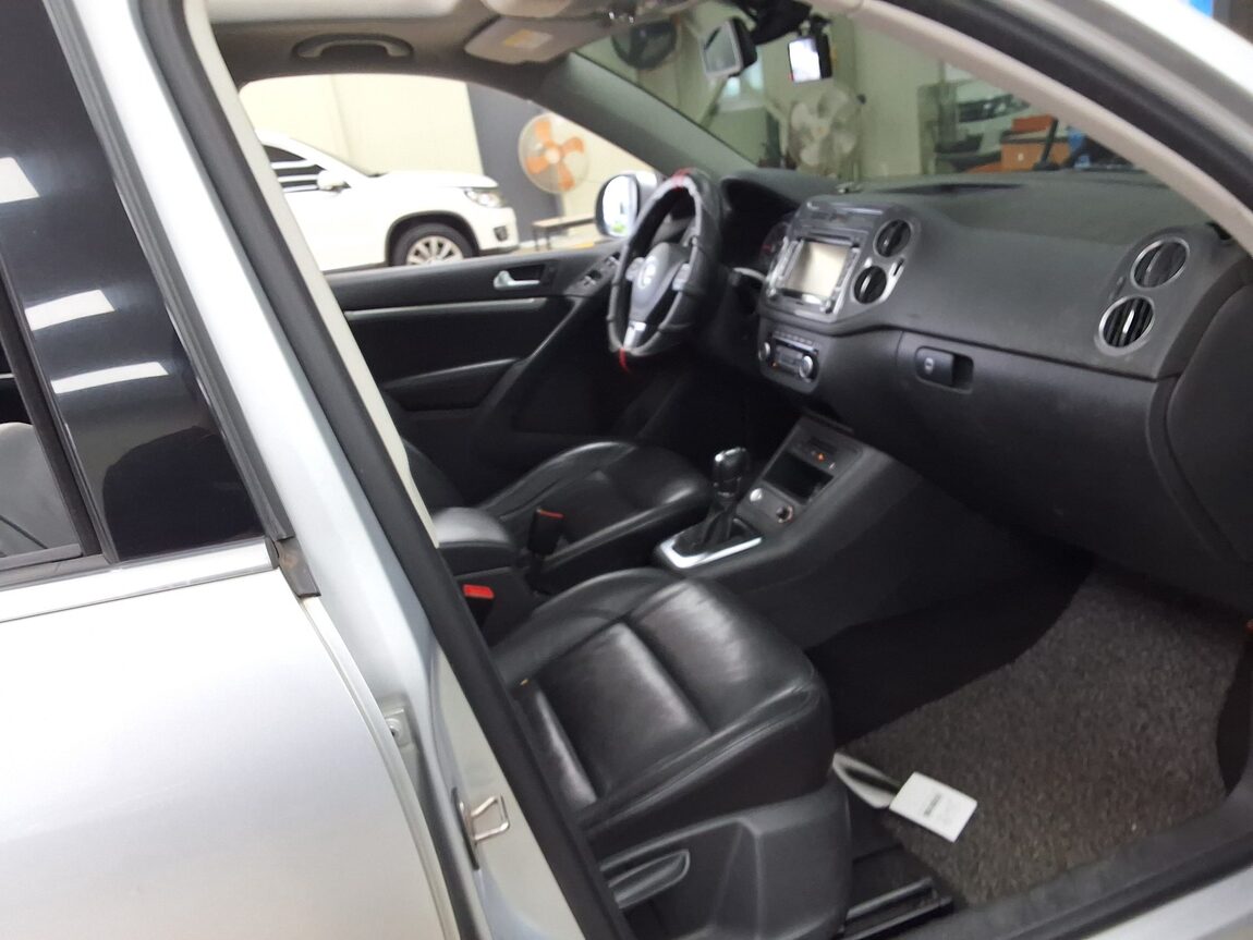 VOLKSWAGEN TIGUAN 2.0 TDI BLUEMOTION PREMIUM 2013 - zdjęcie 15