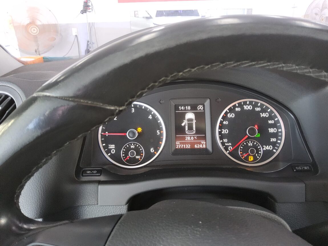 VOLKSWAGEN TIGUAN 2.0 TDI BLUEMOTION PREMIUM 2015 - zdjęcie 9