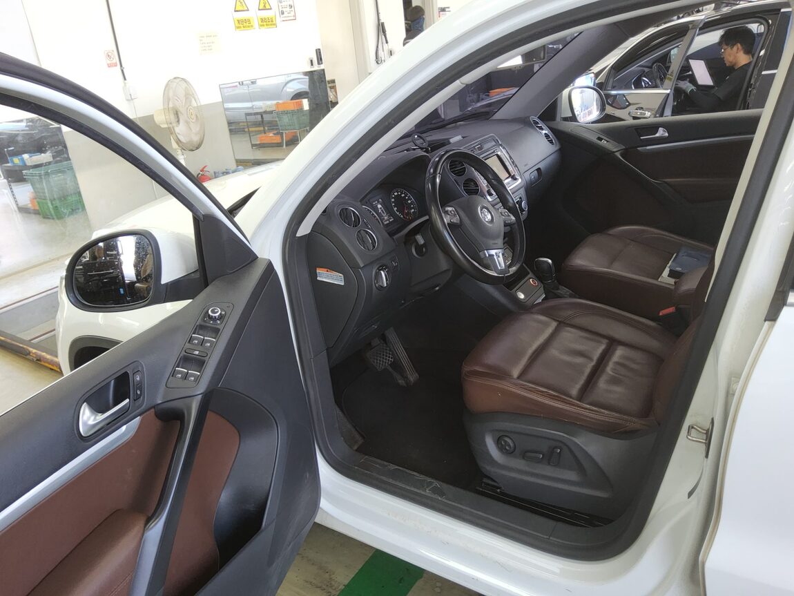 VOLKSWAGEN TIGUAN 2.0 TDI BLUEMOTION PREMIUM 2015 - zdjęcie 10