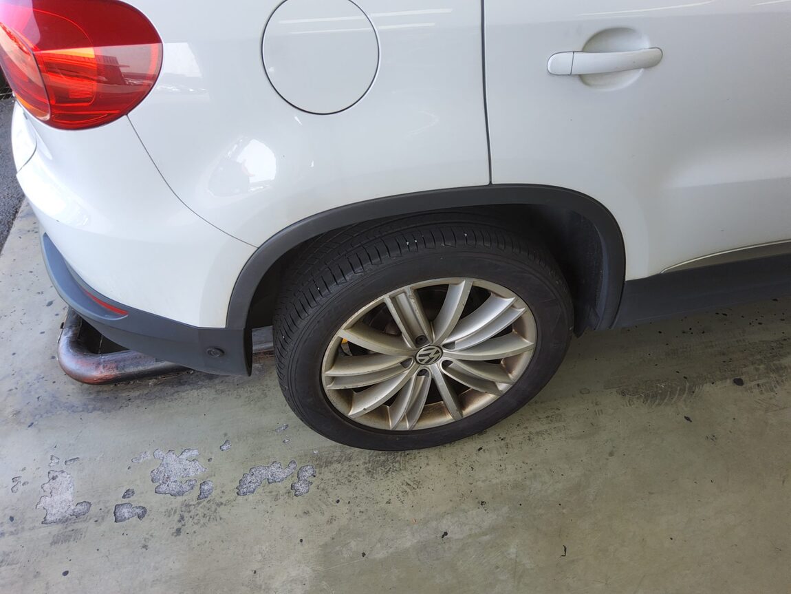 VOLKSWAGEN TIGUAN 2.0 TDI BLUEMOTION PREMIUM 2015 - zdjęcie 28