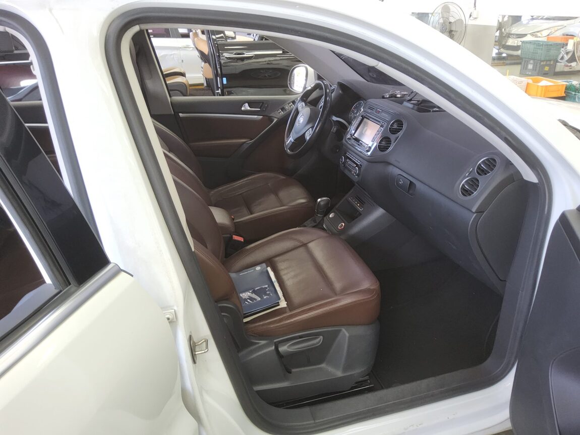 VOLKSWAGEN TIGUAN 2.0 TDI BLUEMOTION PREMIUM 2015 - zdjęcie 14