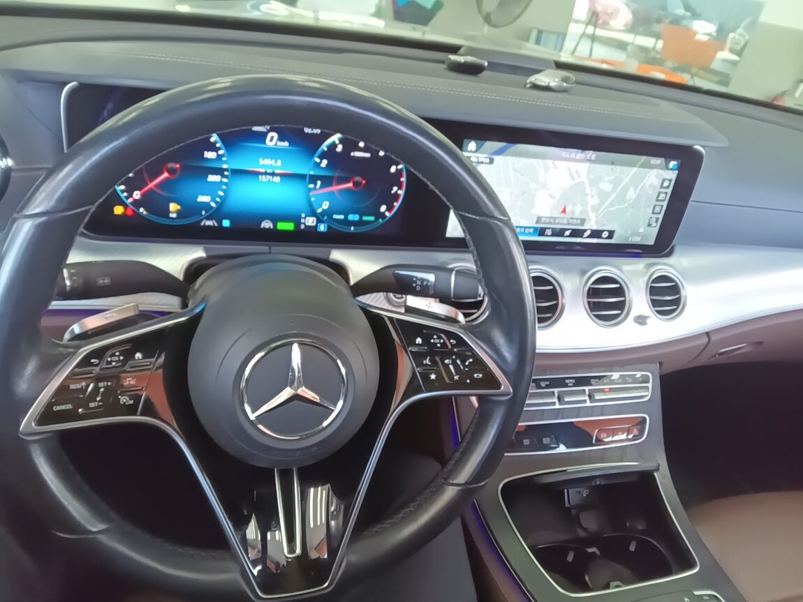 MERCEDES-BENZ E-CLASS (5TH GEN) E350 4MATIC AVANTGARDE 2021 - zdjęcie 17