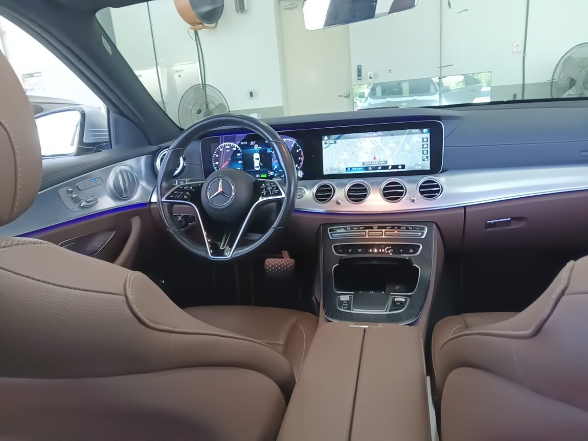MERCEDES-BENZ E-CLASS (5TH GEN) E350 4MATIC AVANTGARDE 2021 - zdjęcie 24