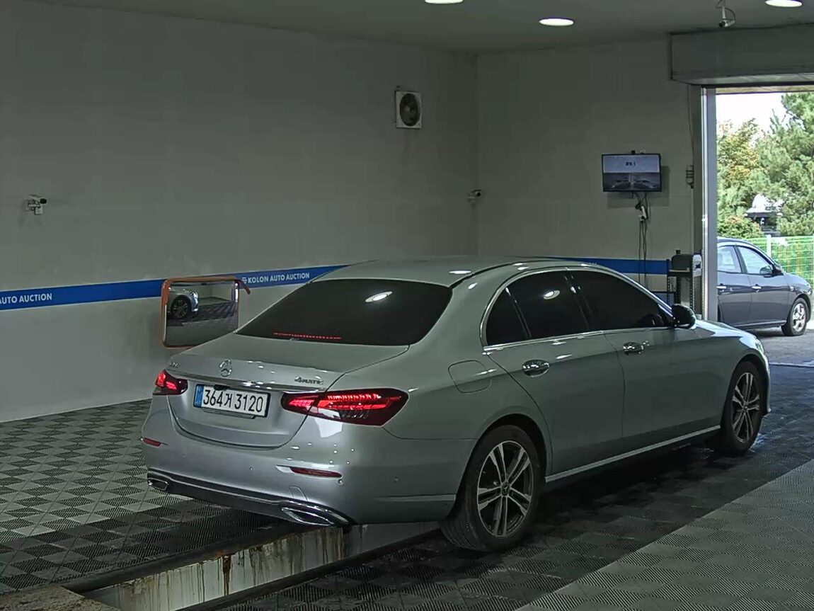 MERCEDES-BENZ E-CLASS (5TH GEN) E350 4MATIC AVANTGARDE 2021 - zdjęcie 5