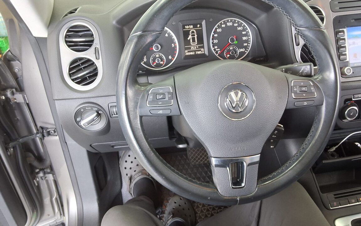 VOLKSWAGEN TIGUAN 2.0 TDI 4MOTION 2011 - zdjęcie 17
