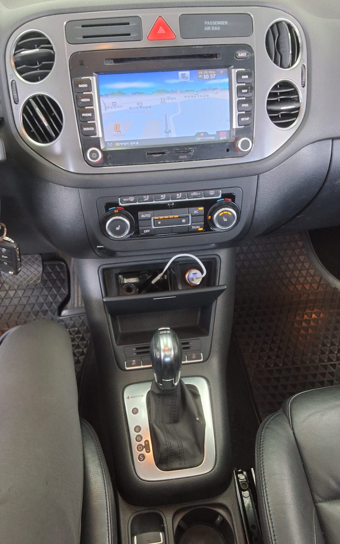VOLKSWAGEN TIGUAN 2.0 TDI 4MOTION 2011 - zdjęcie 18