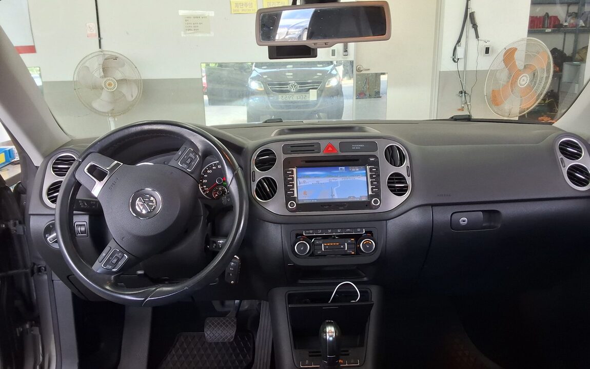 VOLKSWAGEN TIGUAN 2.0 TDI 4MOTION 2011 - zdjęcie 11