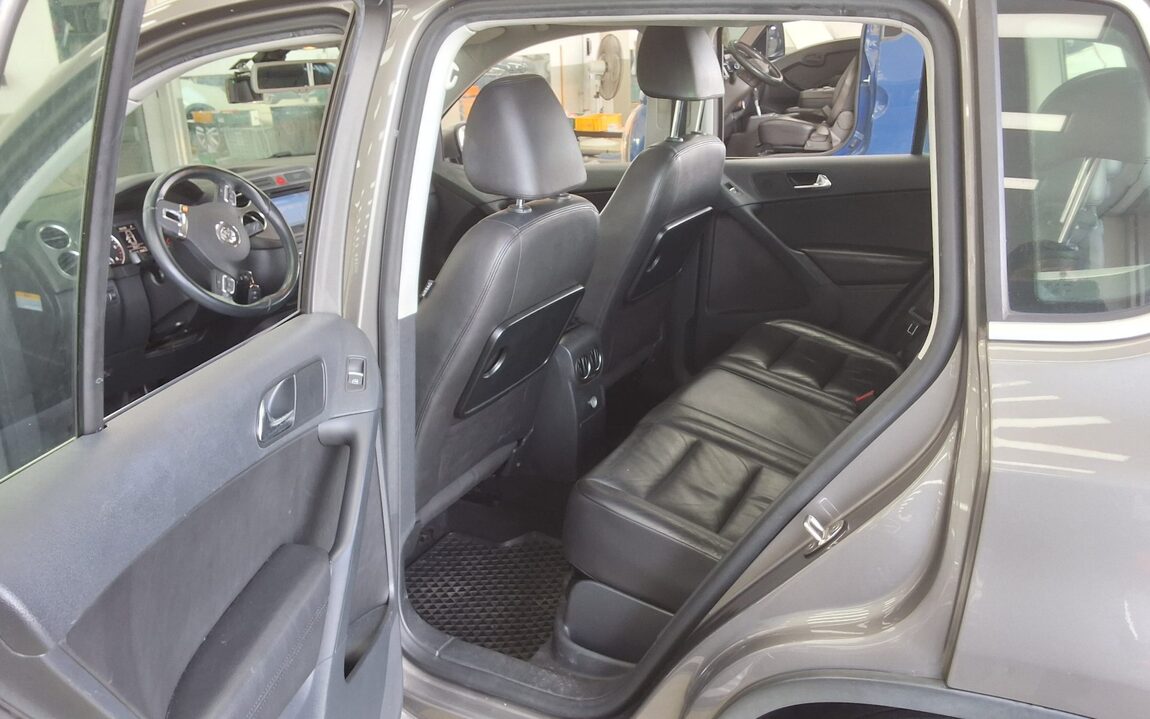 VOLKSWAGEN TIGUAN 2.0 TDI 4MOTION 2011 - zdjęcie 12