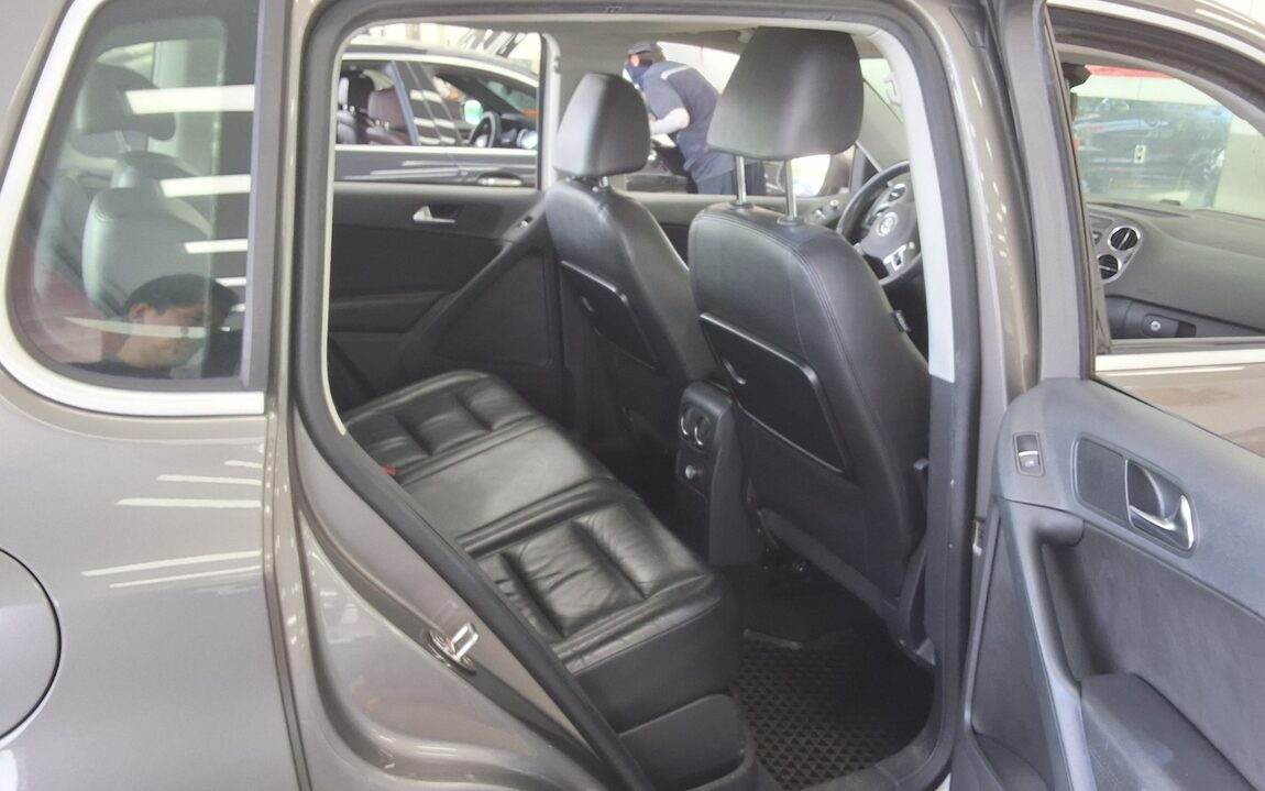 VOLKSWAGEN TIGUAN 2.0 TDI 4MOTION 2011 - zdjęcie 13
